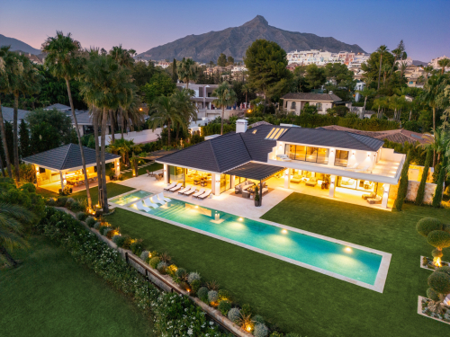 Elegant frontline golf villa with luxury amenities in Nueva Andalucia